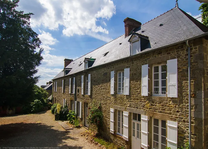 Logis Hotel Du Chateau - Combourg, Proche Saint-Malo