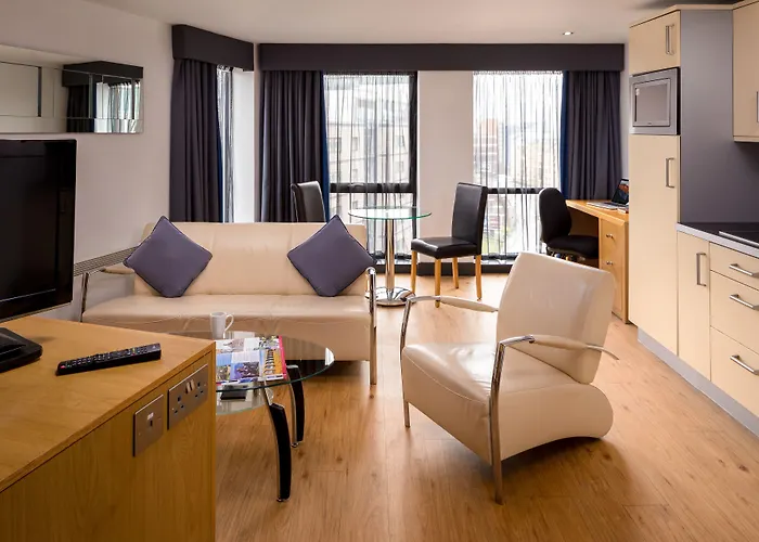 Roomzzz Leeds City West