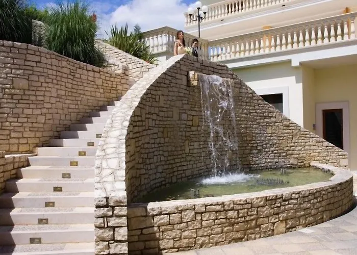 Unico Serrone Palace