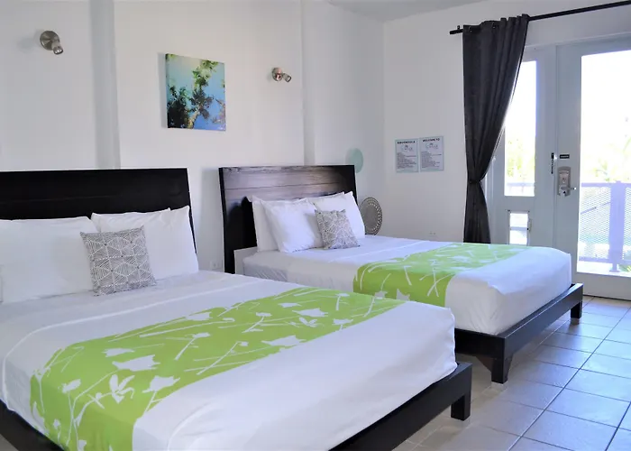 Casa Verde Hotel - Steps To The Beach, Pool, Restaurant & Bar