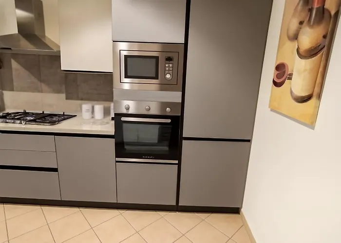 Torre D'Avorio: Renovated Apartment with Terrace Near City Center