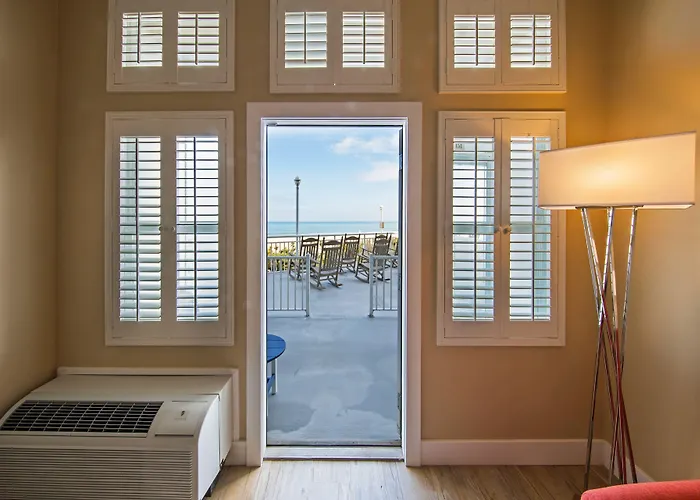 Commander Hotel & Suites