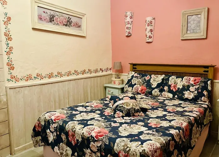 6 Bed House Sleeps 12 - Pool Hot Tub Fireplace