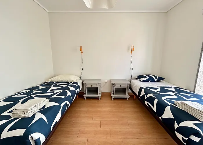 Modern & Comfy - Beach 4Min Walk, Balcony, 3 Bedroom