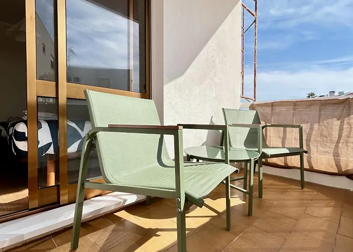 Modern & Comfy - Beach 4Min Walk, Balcony, 3 Bedroom