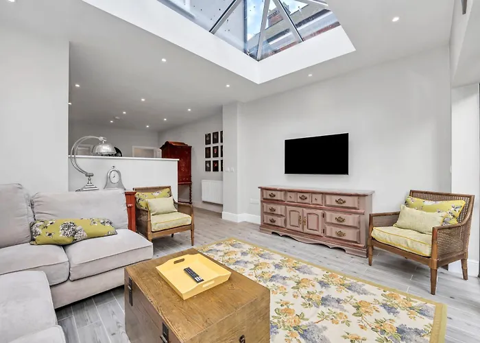 Ground Floor Apartment No Steps 119 Northgate St 2 Bedroom Apartment Close To The Town Centre With Paid Parking Close By