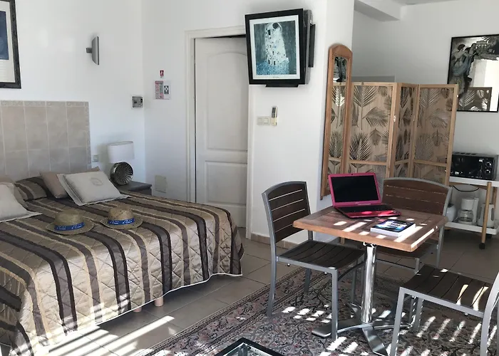 Residence Hoteliere A Trama
