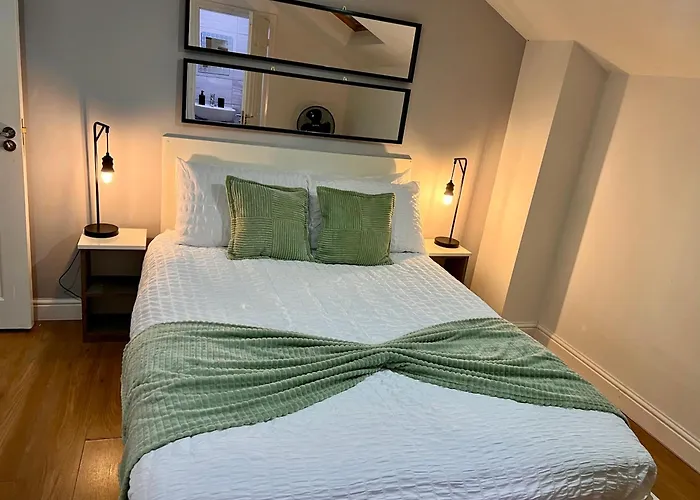 3 Bed En-Suites City Centre Apartment - Sleeps 8- Paid City Centre Parking Options
