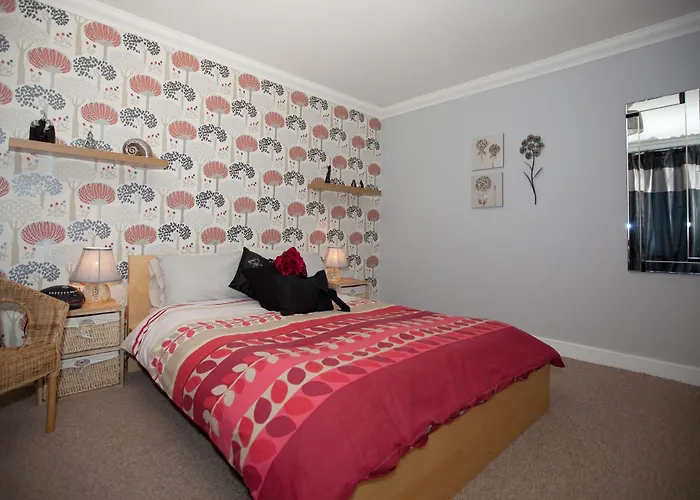 Riverbank View Three Bedroom Apartment With Free Parking