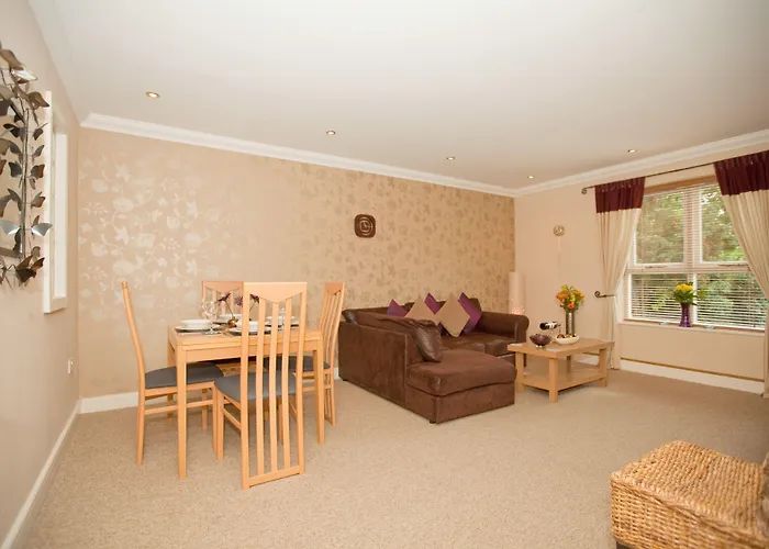 Riverbank View Three Bedroom Apartment With Free Parking