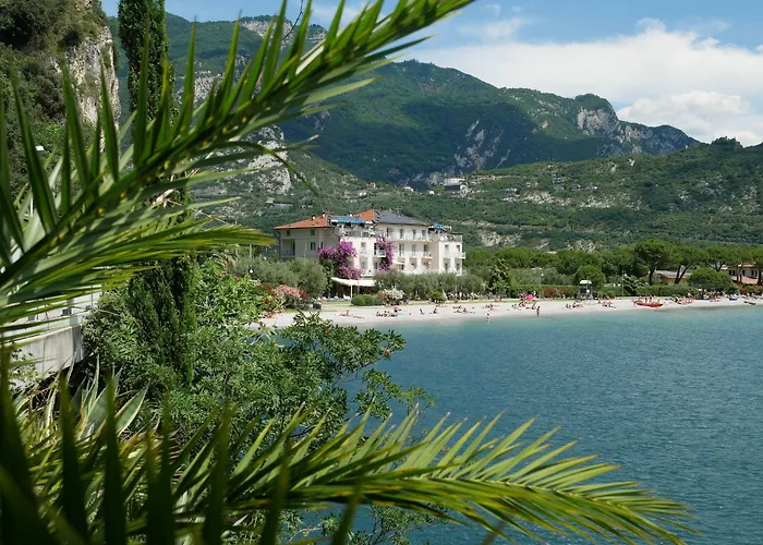 Hotel Baia Azzurra - Lake Front