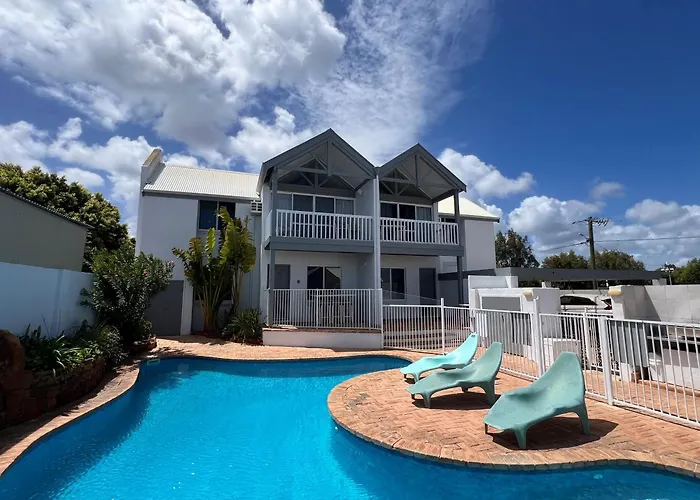 Waterfront U4 - Panoramic Ocean & River Views Centrally Located -Luxury Multi-Level Accommodation