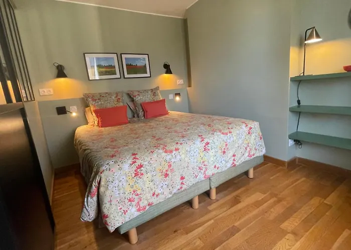Mignon: Cozy Elevated Apartment in Historic Toulon