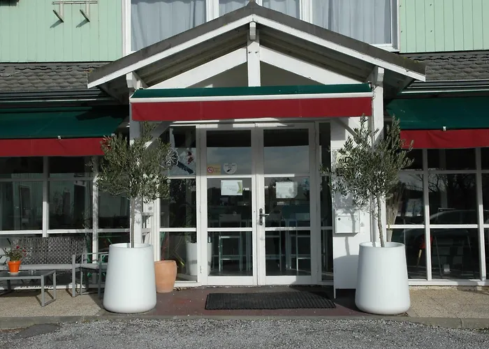 Le 81 Hotel