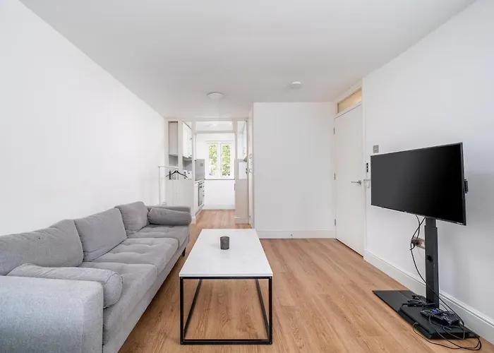 16 Guests, 4 Studios, Groups, Contractors, Stockwell SW9