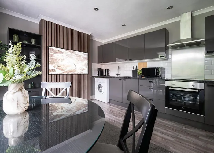 The Willow, Stylish & Central Home With Parking
