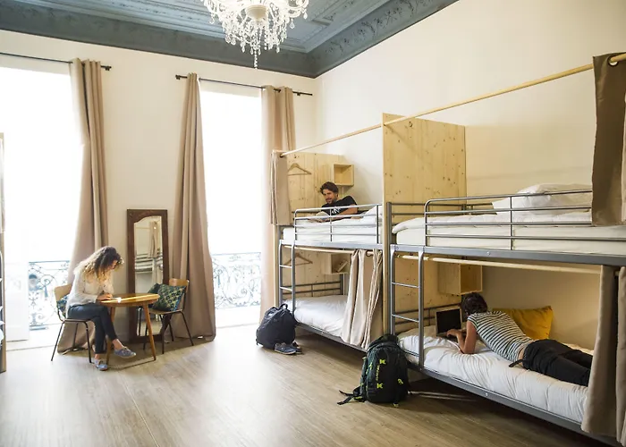 Georges Hostel & Cafe