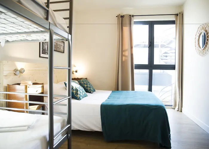 Georges Hostel & Cafe