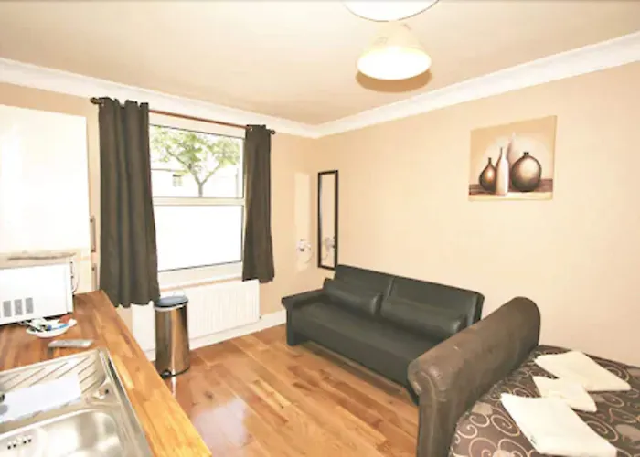 Central Studios Gloucester Road - Free Parking