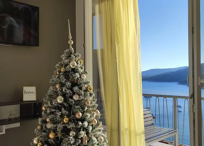 Apartment Noemi With A Direct Beach View