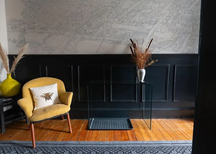 Traditional Apt Close To City Centre & Hampden