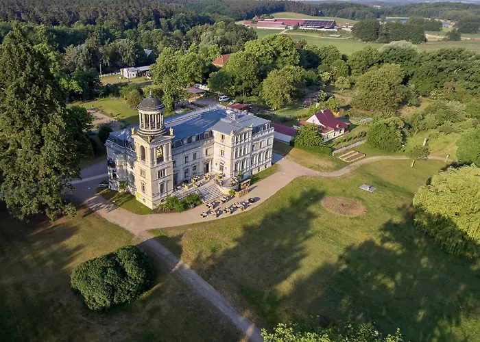 Schloss Kaarz Mit Park