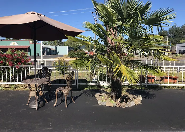 Western Village Inn-Newly Renovated Willits