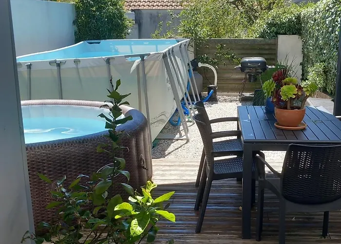 Maison De Ville, Piscine, Jacuzzi Et Jardin Prive