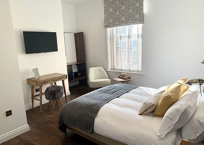 Upstairs At 33 - Self Check In Boutique Accommodation In Worcester Centre