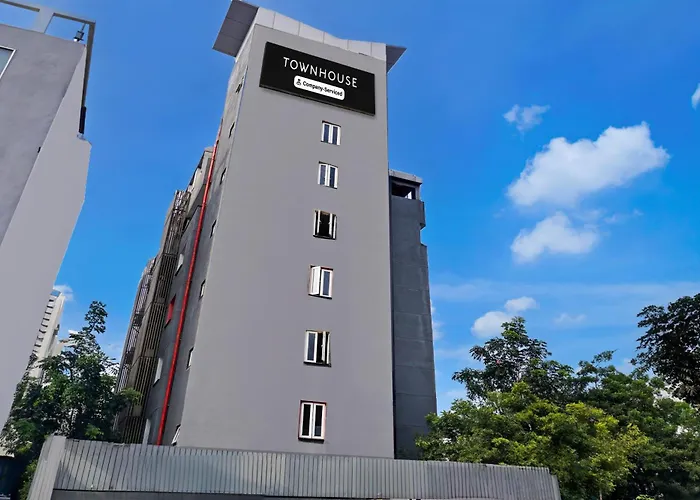 Super Townhouse Balewadi High Street