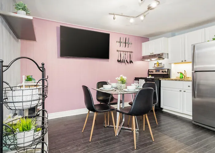 Stylish Ottawa Getaway For 5