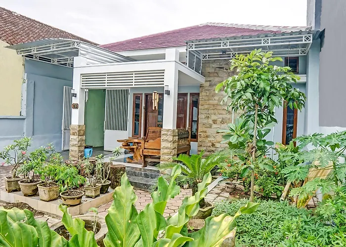 Oyo 90729 Sekar Guest House Jember