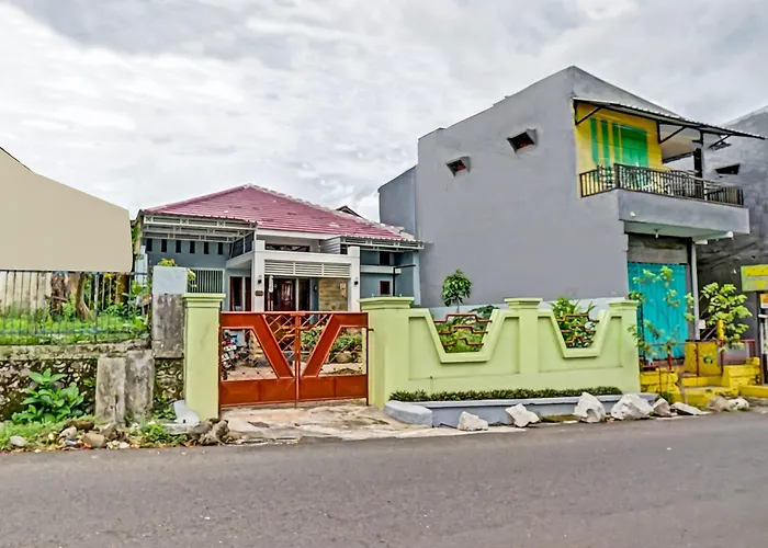 Oyo 90729 Sekar Guest House Jember