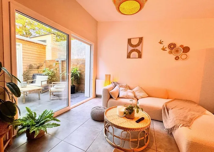 Maison Langevin 2-Bedroom House With Cozy Garden & Patio