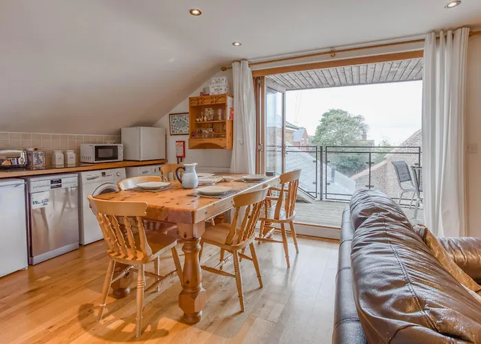 Crow'S Nest - Secluded Apartment With Sea Views, Crabpot Cottages, Hunstanton