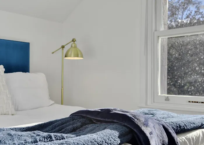 Modern Bromley Serviced Apartment, Near Town Centre And Transport Links