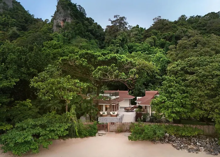 Villa Macaque And Villa Languor