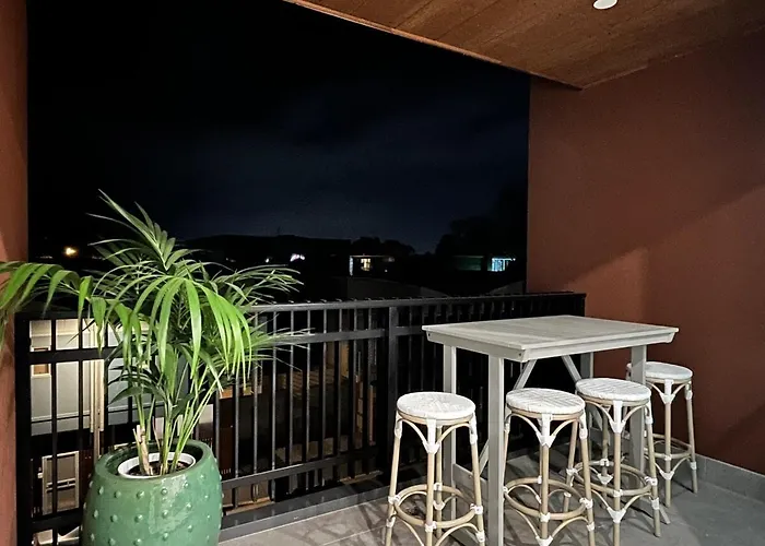 Stylish Cbd Retreat With 3Br,3Ba,Balcony,2 Parking