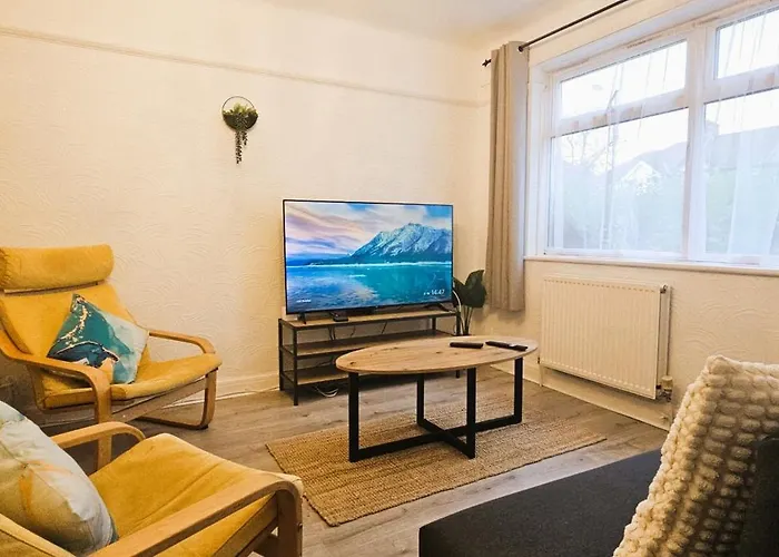 Harrow Deluxe 2-Bed Garden Flat, Free Parking, Near Tube