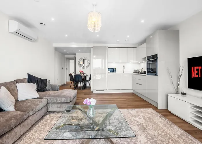 2 Bed & 2 Bath, Free Parking - 10 Min To Brentford Stadium By Stay Aura Short Term Lets London