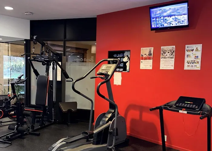 Ramada By Wyndham Kelowna Hotel & Conference Center- Pool, Hot Tub, And Restaurant
