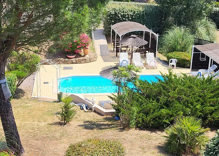 Villa La Soleiade: Lakeside Gites with AC near Cannes