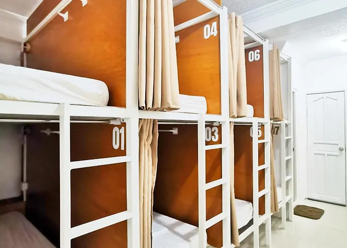 Nomads Mnl Backpackers Homestay - Near Airport