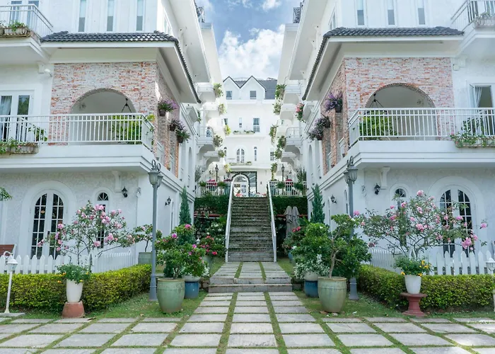 Dalat De Charme Village