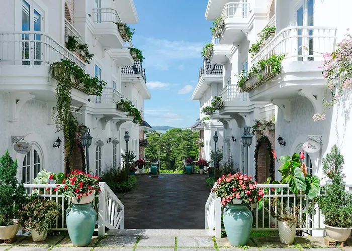 Dalat De Charme Village