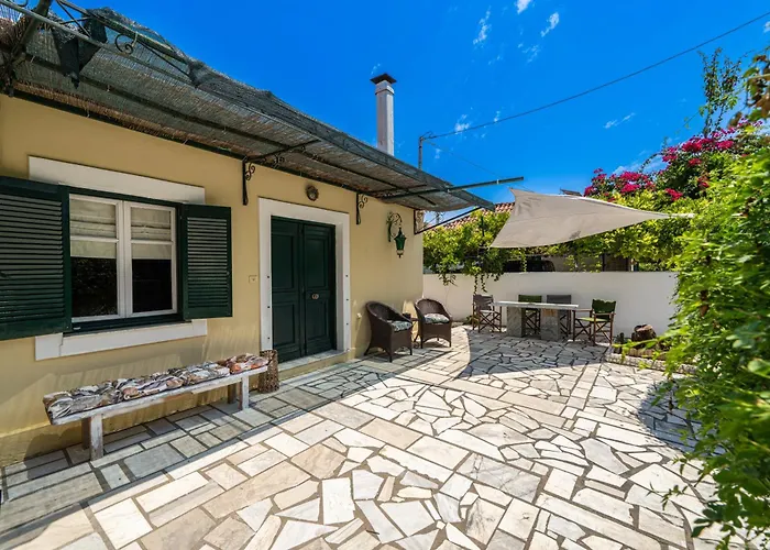 Lena'S Traditional Villa