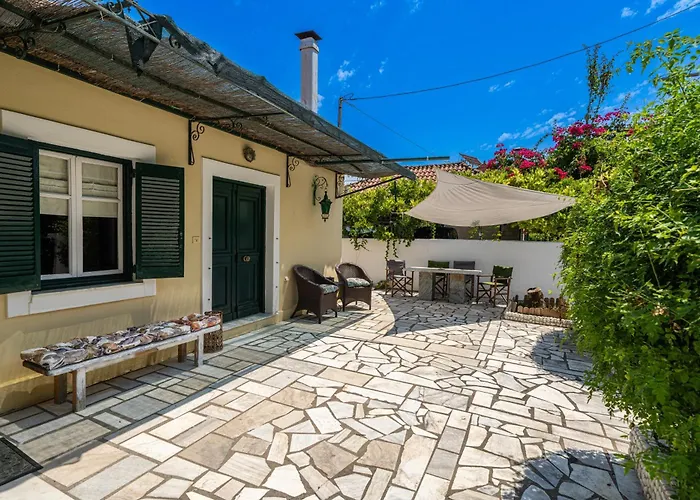 Lena'S Traditional Villa