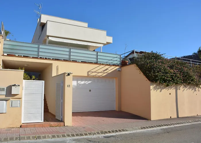 Villa Med A 2 Kilometros Andando De La Playa, Del Puerto De Aguadoc Y A 4 Del Centro De Sitges Muy Soleada Todo El Dia Capacidad Superior A 16 Personas No Requiere Coche
