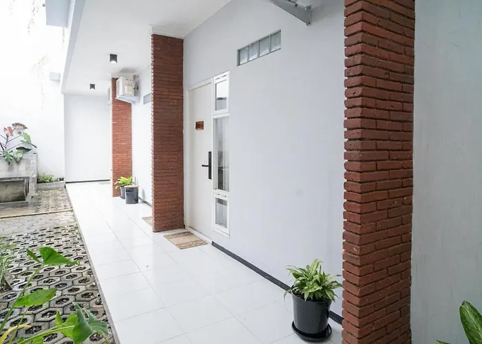 Reddoorz Syariah At Mitra Guest House