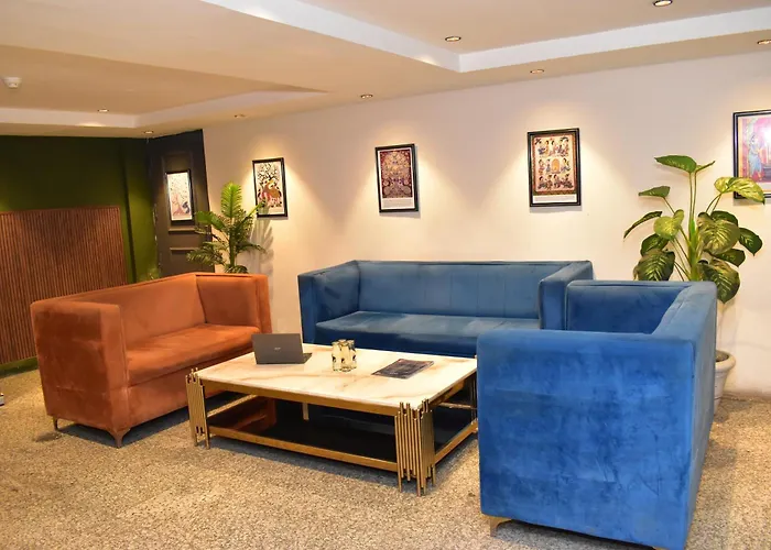 Qotel Comfort Golden Saffron - Hotel In Punjabi Bagh Near Metro